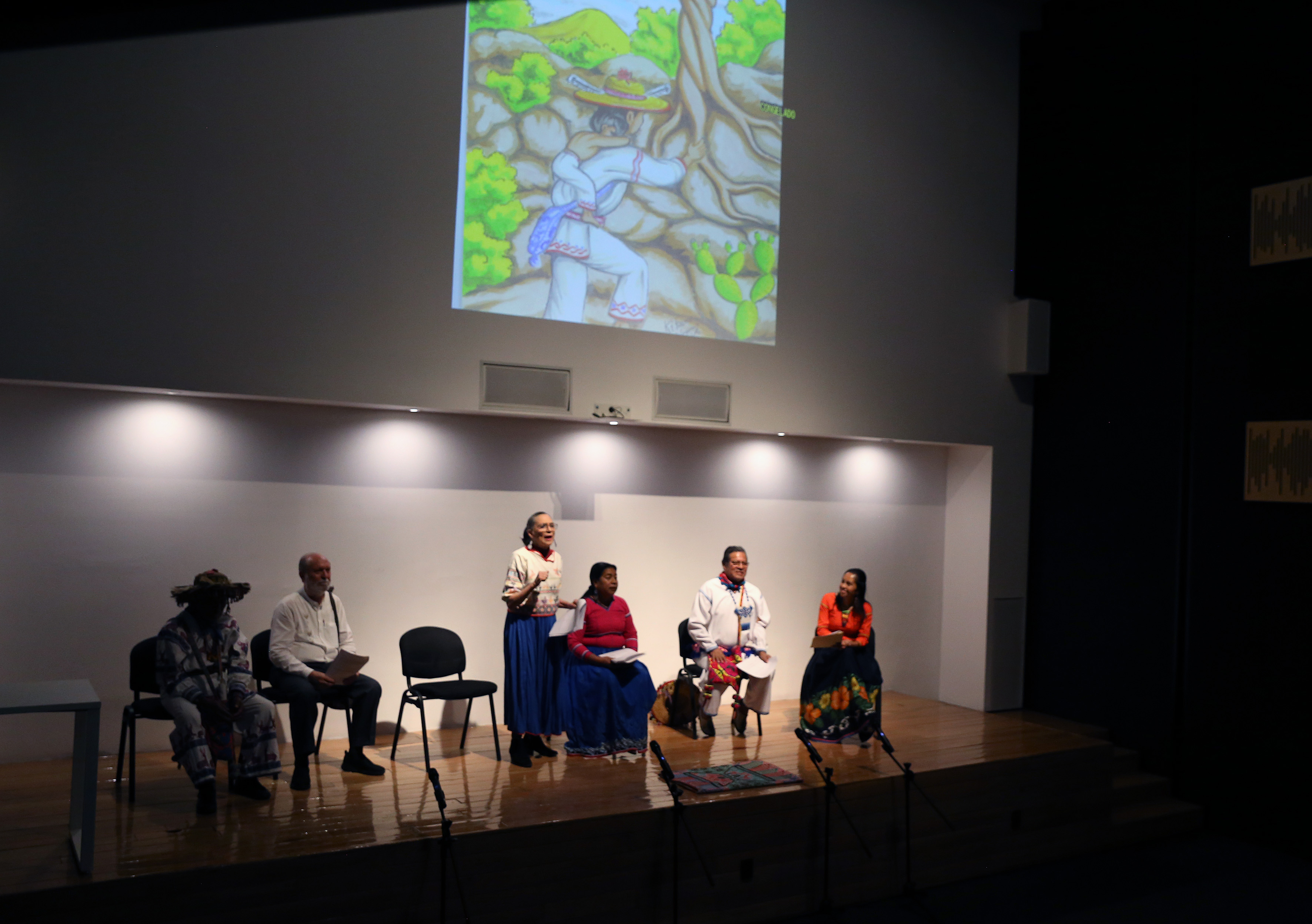 Actores Wixaritari Representan El Cuento De La Diosa Madre Lluvia En La