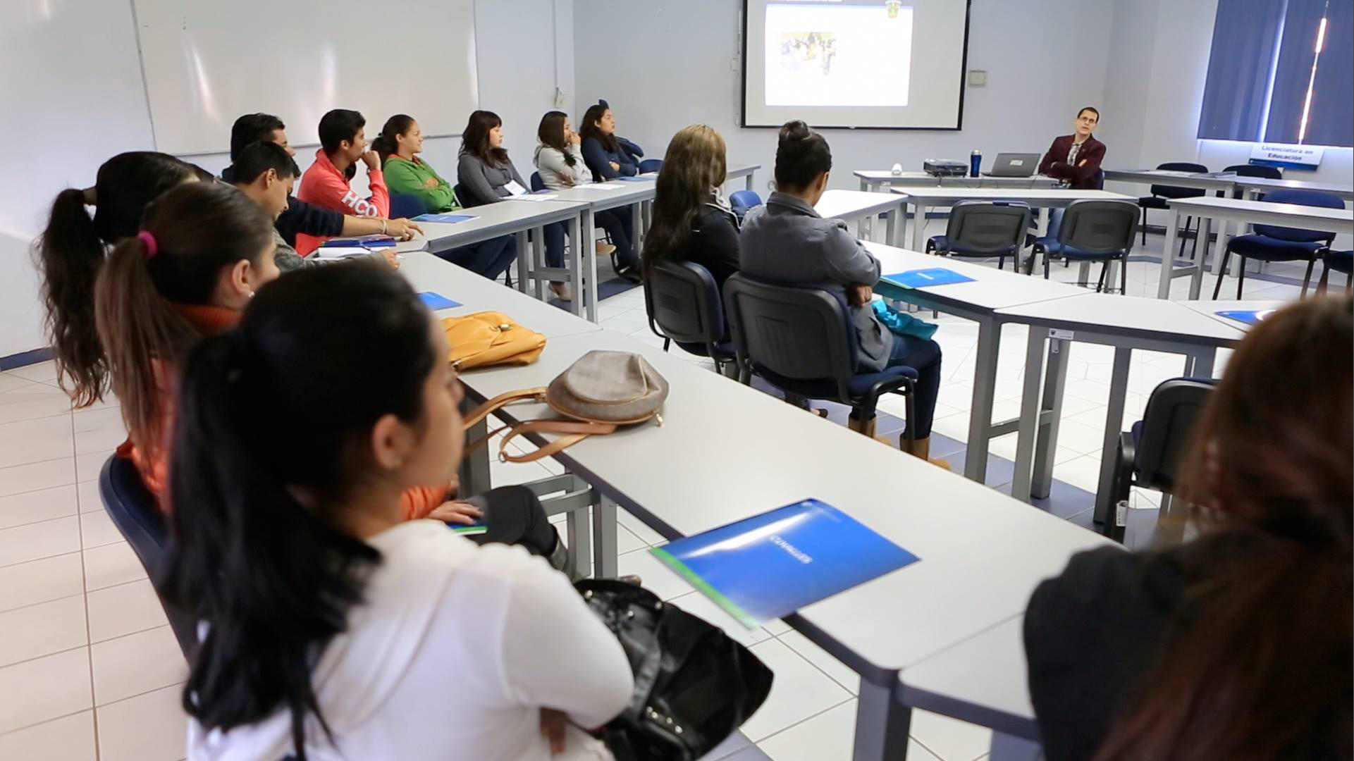 Acreditan la licenciatura en Educación del CUValles Coordinación