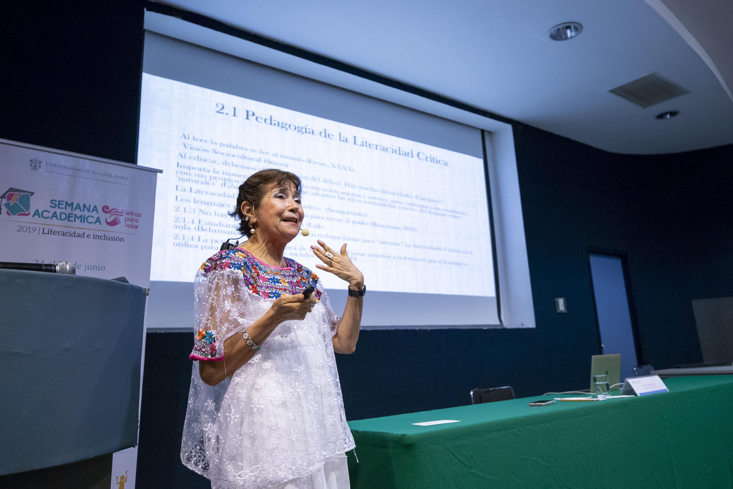 La doctora Yolanda Gayol de Payán, en la conferencia “Literacidad crítica y mujer”, que impartió en el aula amplia número 4 del Centro Universitario de Ciencias Económico Administrativas (CUCEA)