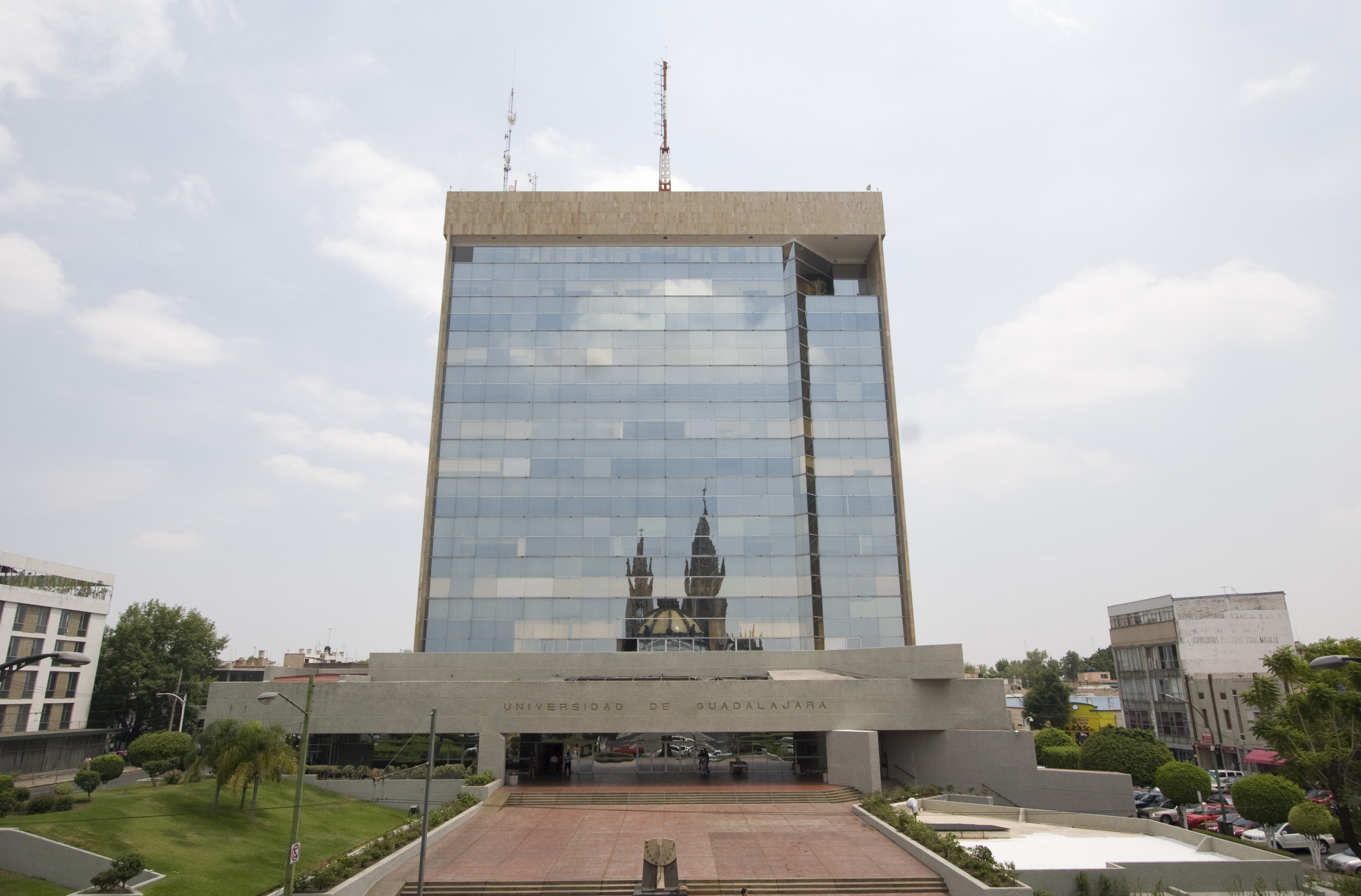 La Universidad de Guadalajara se congratula por la reanudación de las relaciones diplomáticas entre la República de Cuba y Estados Unidos de América, así como por las decisiones que ambos gobiernos han tomado con el propósito de superar las tensiones y dificultades de su pasado común.