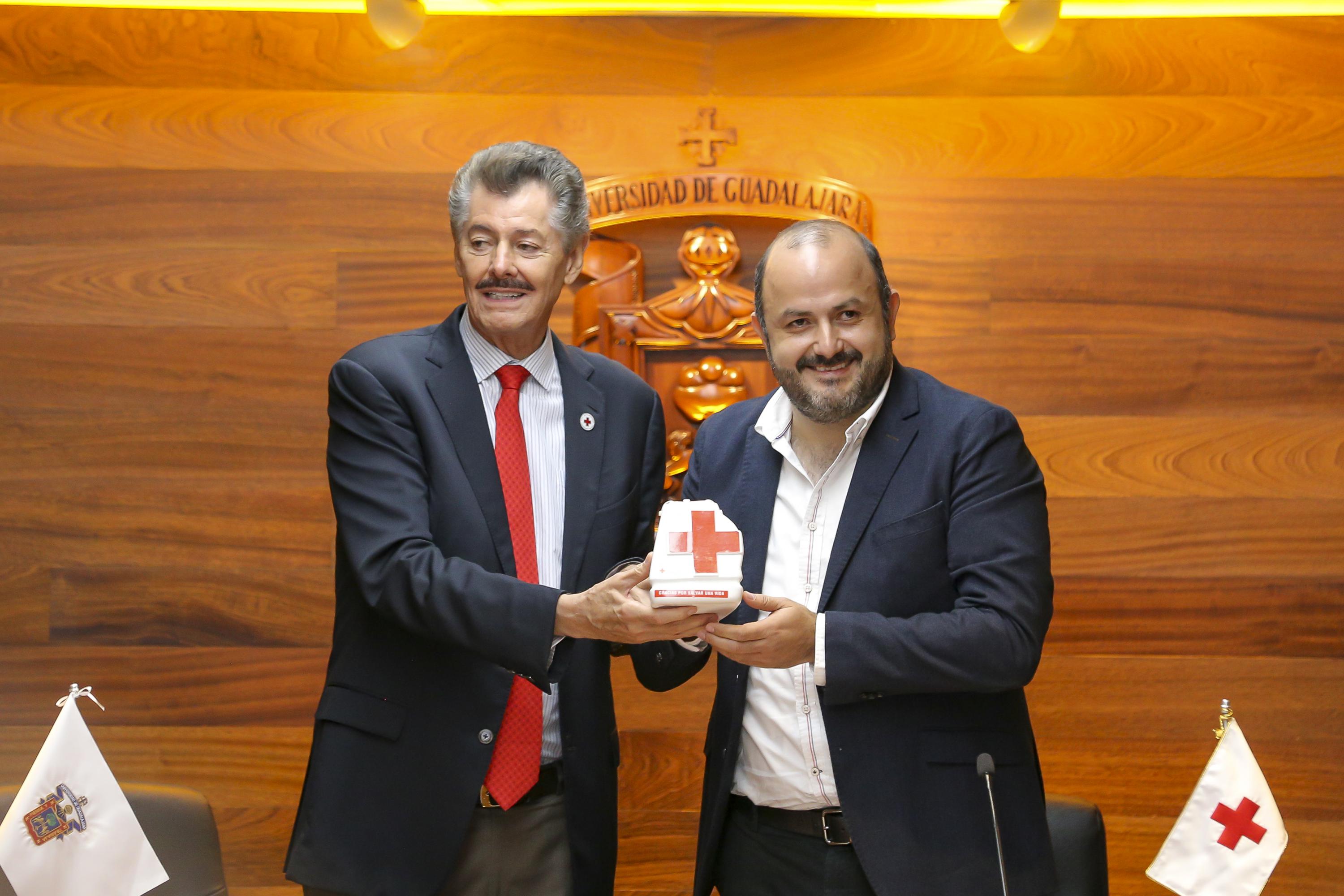 El doctor Ricardo Villanueva Lomelí junto con el delegado de la Cruz Roja Mexicana en Jalisco