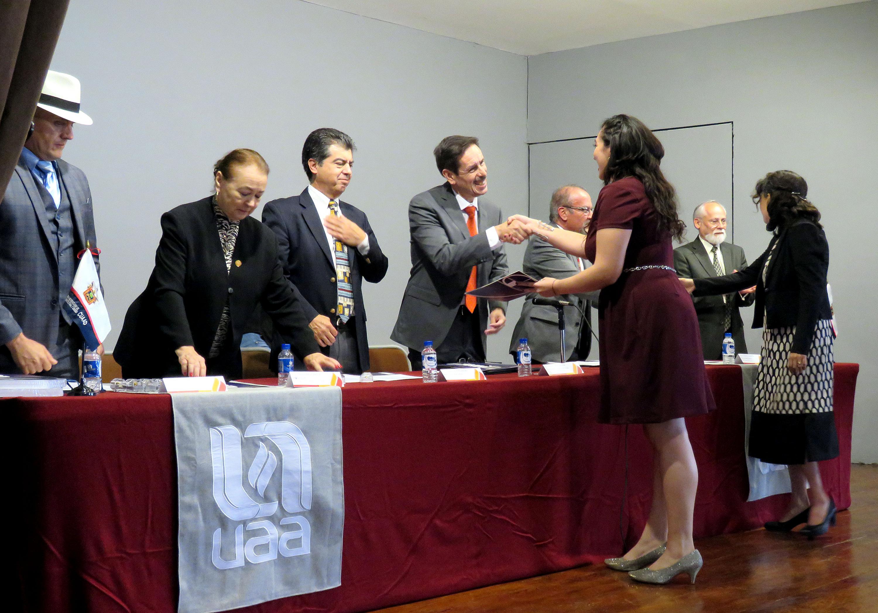 El Rector del CUAAD, en la entrega de títulos de licenciados de música  académicos de la Universidad Autónoma de Aguascalientes