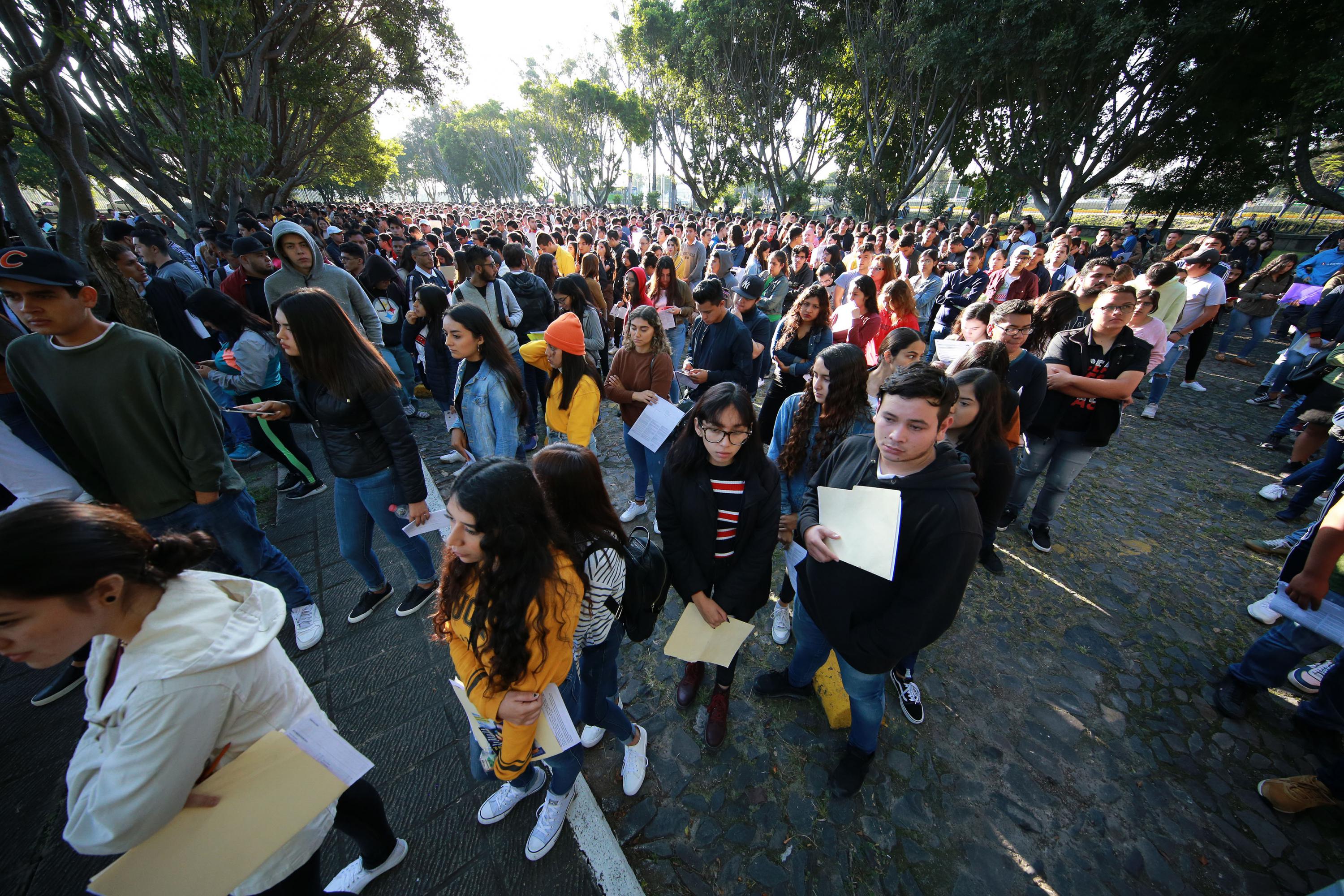 Llegan los aspirantes a centros universitarios para realizar el examen de licenciatura