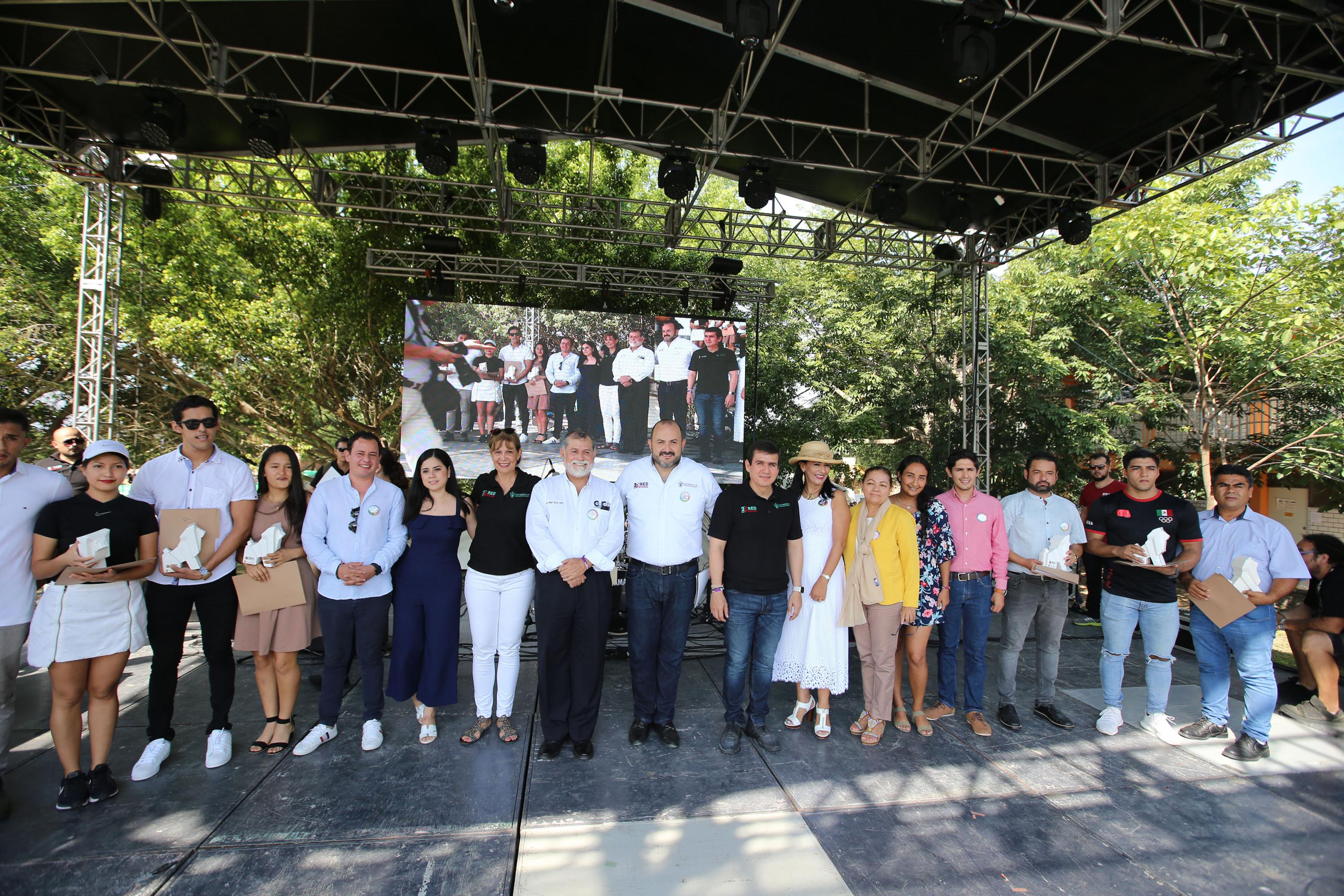 El Rector General en templete que se ubicó en instalaciones del CUCosta para festejos de la Red