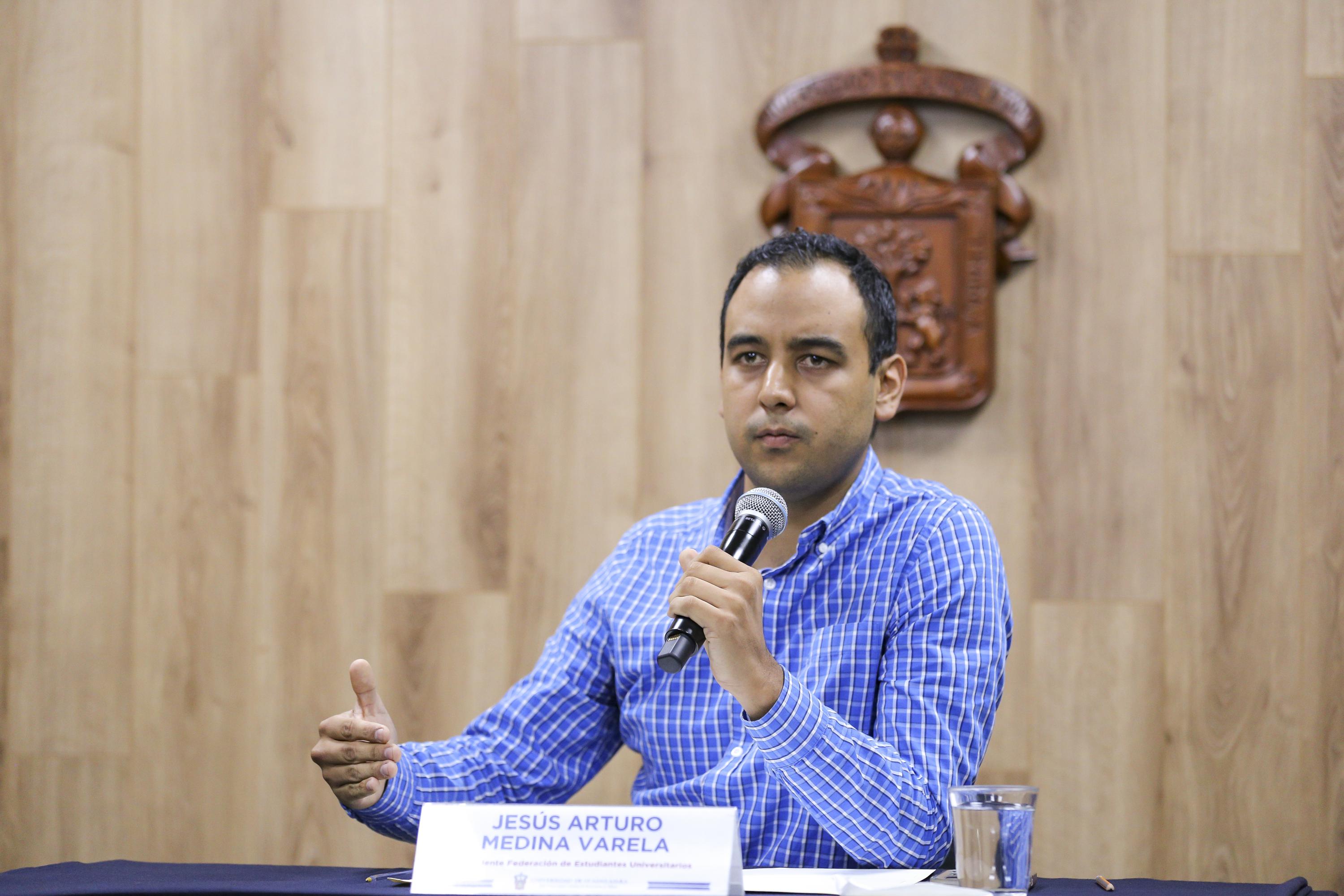 El Presidente de la Federación de Estudiantes Universitarios, Jesús Medina Varela, durante la rueda de prensa