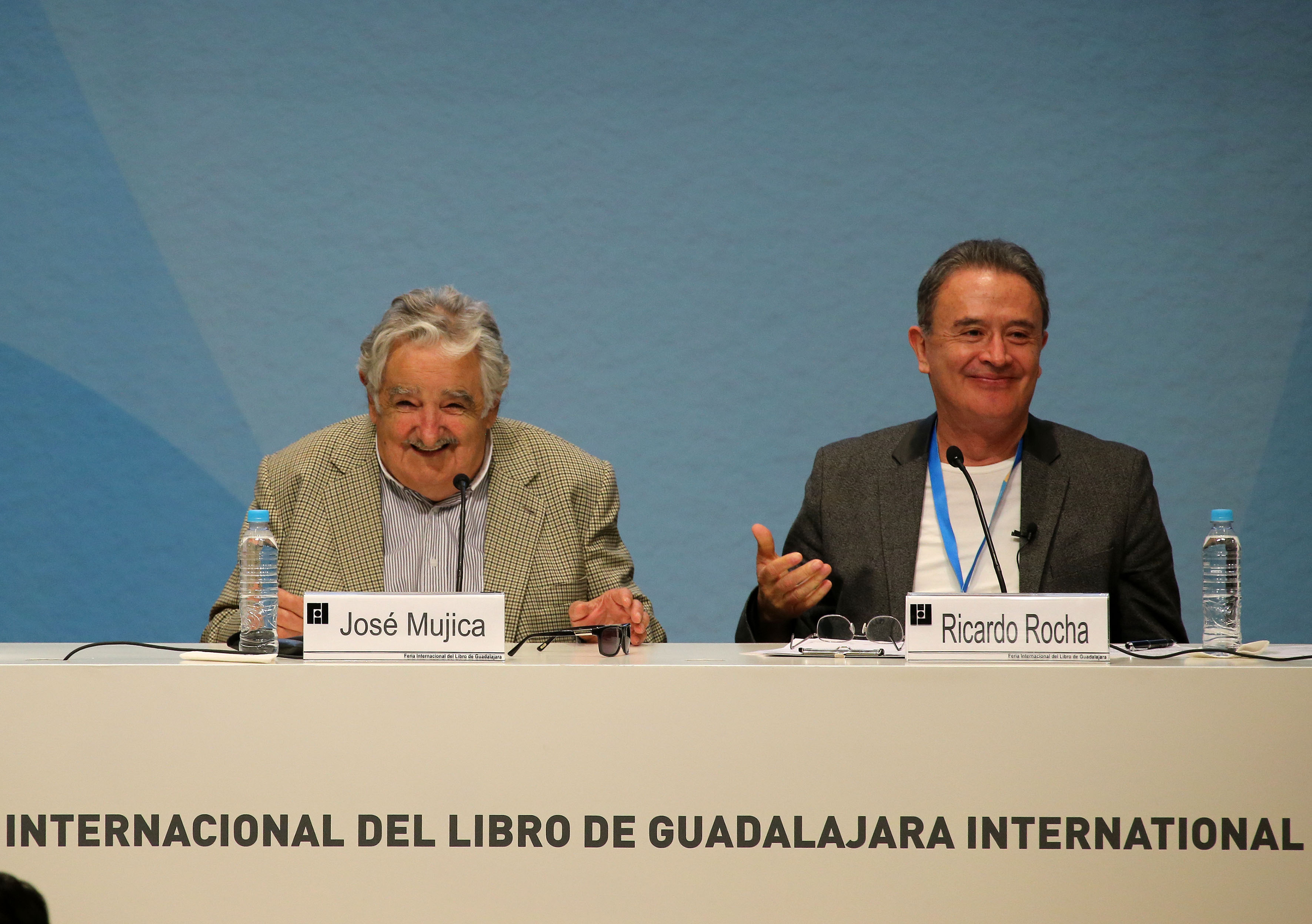 El presidente de Uruguay sostuvo un diálogo con el periodista Ricardo Rocha en la FIL Guadalajara