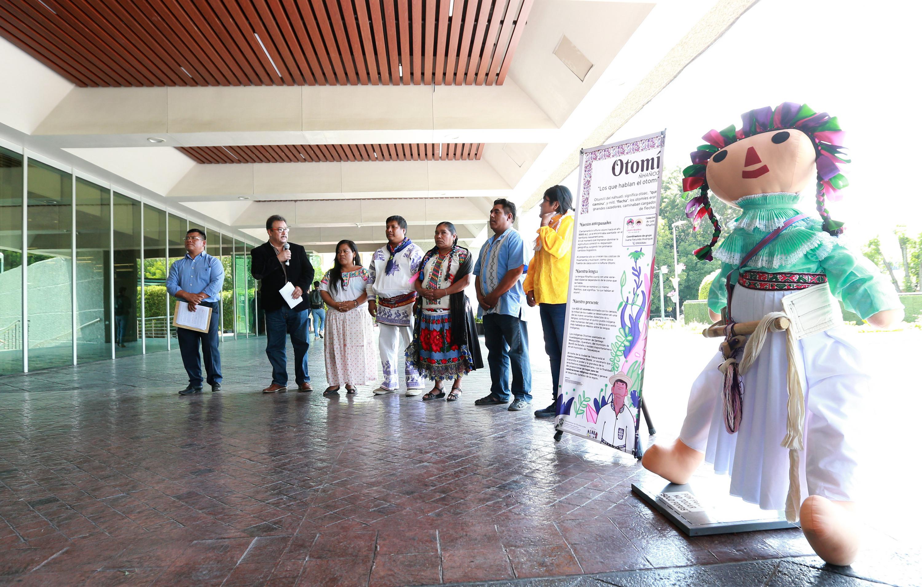 Autoridades universitarias y representantes de pueblos originarios inauguran muestra de muñecas de tela