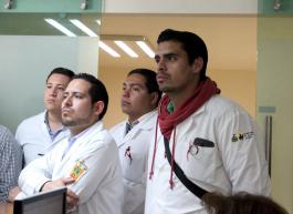 Trabajan bajo protesta los médicos residentes y médicos internos de perorado, por el incumplimiento de la entrega de uniformes desde el 2014 por parte de la Secretaría de Salud.