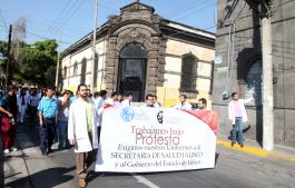 Trabajan bajo protesta los médicos residentes y médicos internos de perorado, por el incumplimiento de la entrega de uniformes desde el 2014 por parte de la Secretaría de Salud.