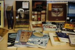 Donación de libros para la Colección Catalana "Josep M. Muriá i Romani", que incorpora más de 2, 000 volúmenes sobre literatura, historia, costumbres  y temas infantiles del país  Cataluña. 