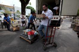 Entrega de viveres a damnificados por el huracán Patricia