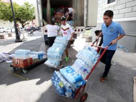 Entrega de viveres a damnificados por el huracán Patricia