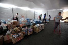 Entrega de viveres a damnificados por el huracán Patricia