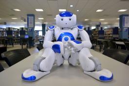 Utilizan Robot para enseñar estudiantes en CUCSUR
