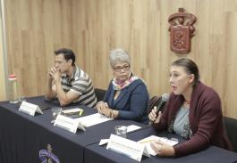 Rueda de prensa para hablar sobre la problemática del consumo de agua embotellada.