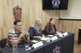 Rueda de prensa para hablar sobre la problemática del consumo de agua embotellada.