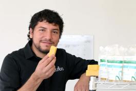 Ulises Navarro ganó el premio "El emprendedor de México " con un detergente ultraconcentrado que se lava sin enjuague….