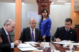 Firma protocolaria con el despacho que auditará a la UdG 2014