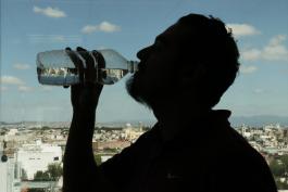 Rueda de prensa para hablar sobre la problemática del consumo de agua embotellada.