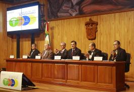 XL Aniversario de graduación de la generación 1969-1975 de Médicos cirujanos parteros. El Acto es presidido por el Rector General de la U de G Maestro  Itzcóatl Tonatiuh Bravo Padilla y el Secretario de Salud en Jalisco Dr. Jaime Agustín González Álvarez.