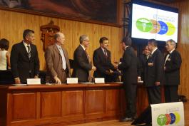 XL Aniversario de graduación de la generación 1969-1975 de Médicos cirujanos parteros. El Acto es presidido por el Rector General de la U de G Maestro  Itzcóatl Tonatiuh Bravo Padilla y el Secretario de Salud en Jalisco Dr. Jaime Agustín González Álvarez.