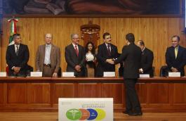 XL Aniversario de graduación de la generación 1969-1975 de Médicos cirujanos parteros. El Acto es presidido por el Rector General de la U de G Maestro  Itzcóatl Tonatiuh Bravo Padilla y el Secretario de Salud en Jalisco Dr. Jaime Agustín González Álvarez.