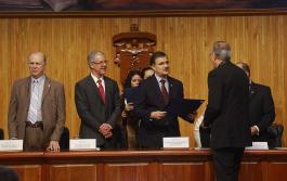 XL Aniversario de graduación de la generación 1969-1975 de Médicos cirujanos parteros. El Acto es presidido por el Rector General de la U de G Maestro  Itzcóatl Tonatiuh Bravo Padilla y el Secretario de Salud en Jalisco Dr. Jaime Agustín González Álvarez.