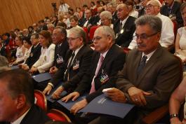 XL Aniversario de graduación de la generación 1969-1975 de Médicos cirujanos parteros. El Acto es presidido por el Rector General de la U de G Maestro  Itzcóatl Tonatiuh Bravo Padilla y el Secretario de Salud en Jalisco Dr. Jaime Agustín González Álvarez.