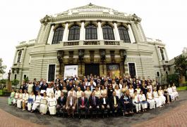 XL Aniversario de graduación de la generación 1969-1975 de Médicos cirujanos parteros. El Acto es presidido por el Rector General de la U de G Maestro  Itzcóatl Tonatiuh Bravo Padilla y el Secretario de Salud en Jalisco Dr. Jaime Agustín González Álvarez.