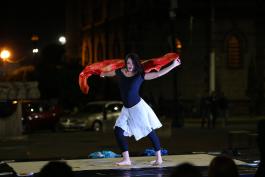 Presentación de danza experimental como tributo a Blanco de Octavio Paz a cargo de la doctoranda brasileña, Siane Araujo.