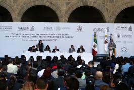 La Universidad de Guadalajara capacitó a un total de mil 759 operadores y académicos.