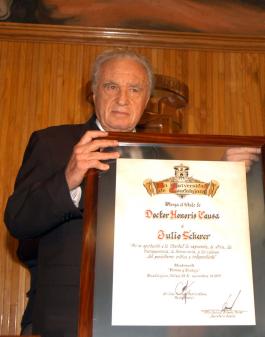 Entrega de Dr Honoris Causa a Julio Scherer por parte de la Universidad de Guadalajara el 28 de Noviembre del 2005