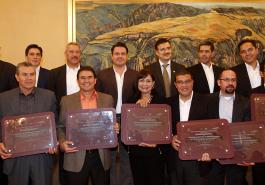 Entrega de reconocimientos a las diez mejores instituciones de educación superior públicas y privadas de la Universiada Nacional 2015 y Firma de la convocatoria de la Universiada 2016 en la UdeG. 