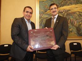 Entrega de reconocimientos a las diez mejores instituciones de educación superior públicas y privadas de la Universiada Nacional 2015 y Firma de la convocatoria de la Universiada 2016 en la UdeG. 