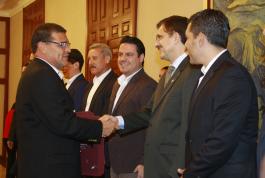Entrega de reconocimientos a las diez mejores instituciones de educación superior públicas y privadas de la Universiada Nacional 2015 y Firma de la convocatoria de la Universiada 2016 en la UdeG. 