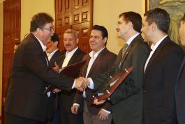 Entrega de reconocimientos a las diez mejores instituciones de educación superior públicas y privadas de la Universiada Nacional 2015 y Firma de la convocatoria de la Universiada 2016 en la UdeG. 