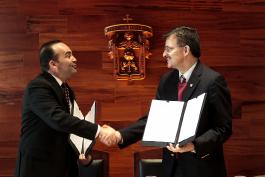 Firma de convenio entre UdeG y Ayuntamiento de Tonalá. Presiden, el maestro Itzcóatl Tonatiuh Bravo Padilla, Rector General de la UdeG; maestro José Alfredo Peña Ramos, Secretario General; doctor Mario Alberto Orozco Abundis, coordinador de Vinculación y Servicio Social; Sergio Armando Chávez Dávalos, presidente municipal de Tonalá; Nicolás Maestro Landeros, síndico municipal