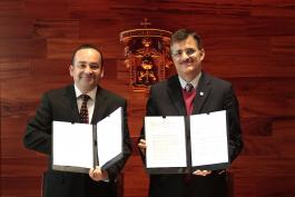 Firma de convenio entre UdeG y Ayuntamiento de Tonalá. Presiden, el maestro Itzcóatl Tonatiuh Bravo Padilla, Rector General de la UdeG; maestro José Alfredo Peña Ramos, Secretario General; doctor Mario Alberto Orozco Abundis, coordinador de Vinculación y Servicio Social; Sergio Armando Chávez Dávalos, presidente municipal de Tonalá; Nicolás Maestro Landeros, síndico municipal