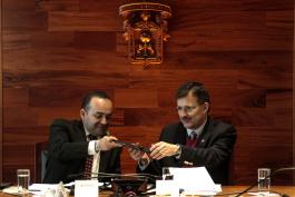 Firma de convenio entre UdeG y Ayuntamiento de Tonalá. Presiden, el maestro Itzcóatl Tonatiuh Bravo Padilla, Rector General de la UdeG; maestro José Alfredo Peña Ramos, Secretario General; doctor Mario Alberto Orozco Abundis, coordinador de Vinculación y Servicio Social; Sergio Armando Chávez Dávalos, presidente municipal de Tonalá; Nicolás Maestro Landeros, síndico municipal