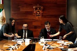 Firma de convenio entre UdeG y Ayuntamiento de Tonalá. Presiden, el maestro Itzcóatl Tonatiuh Bravo Padilla, Rector General de la UdeG; maestro José Alfredo Peña Ramos, Secretario General; doctor Mario Alberto Orozco Abundis, coordinador de Vinculación y Servicio Social; Sergio Armando Chávez Dávalos, presidente municipal de Tonalá; Nicolás Maestro Landeros, síndico municipal