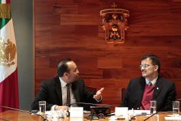 Firma de convenio entre UdeG y Ayuntamiento de Tonalá. Presiden, el maestro Itzcóatl Tonatiuh Bravo Padilla, Rector General de la UdeG; maestro José Alfredo Peña Ramos, Secretario General; doctor Mario Alberto Orozco Abundis, coordinador de Vinculación y Servicio Social; Sergio Armando Chávez Dávalos, presidente municipal de Tonalá; Nicolás Maestro Landeros, síndico municipal