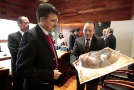 Firma de convenio entre UdeG y Ayuntamiento de Tonalá. Presiden, el maestro Itzcóatl Tonatiuh Bravo Padilla, Rector General de la UdeG; maestro José Alfredo Peña Ramos, Secretario General; doctor Mario Alberto Orozco Abundis, coordinador de Vinculación y Servicio Social; Sergio Armando Chávez Dávalos, presidente municipal de Tonalá; Nicolás Maestro Landeros, síndico municipal
