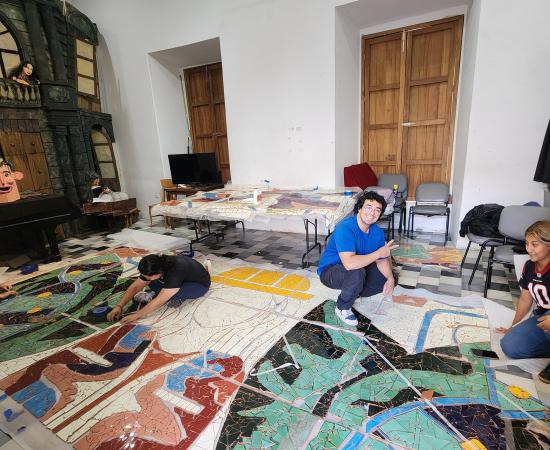 Prepara estudiante del CUCEI mural sobre mujeres en la ciencia y la tecnología