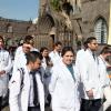 Trabajan bajo protesta los médicos residentes y médicos internos de perorado, por el incumplimiento de la entrega de uniformes desde el 2014 por parte de la Secretaría de Salud.