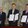 Entrega de escrituras de hospitales civiles en el Patio Central Palacio de gobierno, Asiste el Rector General de la U de G
