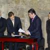 Entrega de escrituras de hospitales civiles en el Patio Central Palacio de gobierno, Asiste el Rector General de la U de G