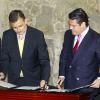 Entrega de escrituras de hospitales civiles en el Patio Central Palacio de gobierno, Asiste el Rector General de la U de G